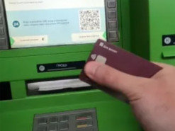 Спишуть всі гроші: чого мають остерігатися власники банківських карток