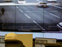 В сети показали, как изобретательный водитель спрятал от автофиксации номера машины