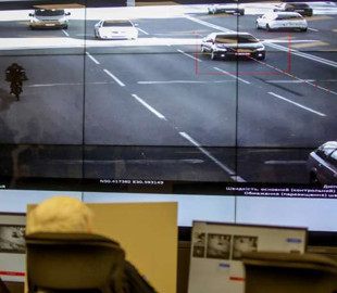 В сети показали, как изобретательный водитель спрятал от автофиксации номера машины