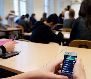 Украинским школьникам хотят запретить пользоваться смартфонами