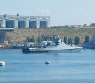 Російський патрульний корабель зайшов у бухту Севастополя з обгорілою кормою. ФОТО