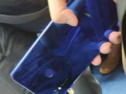 Смартфон Honor Note 10 с двух сторон на фото