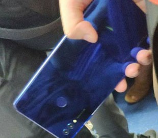 Смартфон Honor Note 10 с двух сторон на фото