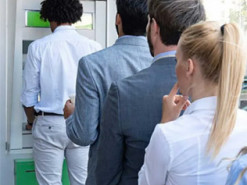 Росіяни з картками Visa та MasterCard тепер не можуть користуватися ними за кордоном