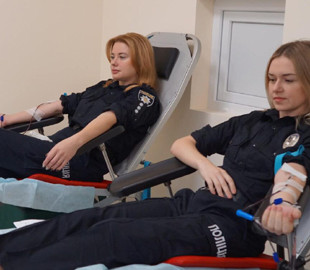 Для порятунку життя: Поліцейські Бучанщини стали донорами крові