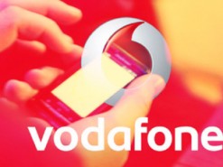 Появились фото, как жители Донецка ловят слабый сигнал Vodafone на пешеходном мосту