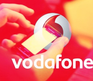 Появились фото, как жители Донецка ловят слабый сигнал Vodafone на пешеходном мосту