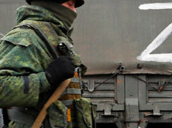 В Мариуполе российские оккупанты забирают у людей деньги и выманивают персональные данные