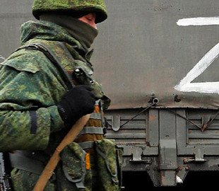 В Мариуполе российские оккупанты забирают у людей деньги и выманивают персональные данные