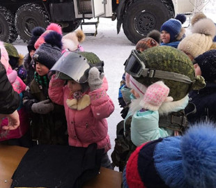 Готовят к реальной жизни: в России детям устроили экскурсию в автозак