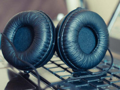 После последнего обновления Windows 10 на некоторых компьютерах возникли проблемы со звуком