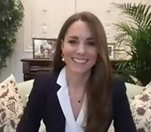 Кейт Миддлтон в деловом наряде провела онлайн-встречу в комнате для гостей во дворце королевы