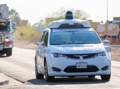 Жители Аризоны нападают на роботакси Waymo