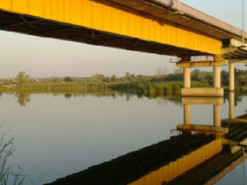 "Розбили наполовину": Арестович розказав, як воїни ЗСУ пошкодили на Херсонщині міст через Інгулець