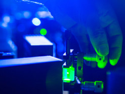 Физики впервые запутали и измерили два осязаемых объекта на квантовом уровне