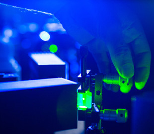 Физики впервые запутали и измерили два осязаемых объекта на квантовом уровне