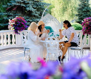 Зібров показав свій двоповерховий особняк