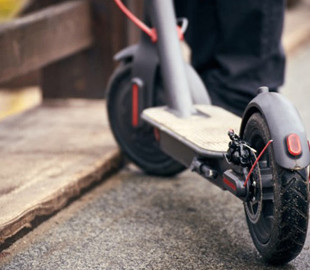 У Києві хлопець на електросамокаті збив завідувача аптеки військового шпиталю. Чоловік помер у лікарні