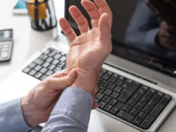 Ортопеды рассказали, какие проблемы могут возникать из-за использования гаджетов