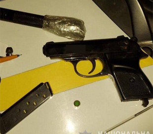 В центре Черноморска подросток гулял с оружием, которое купил через интернет