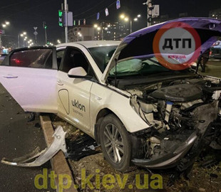 В Киеве такси Uklon с пассажиркой влетело в проезжающее авто