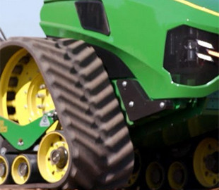 Работу беспилотного трактора в поле показали на видео