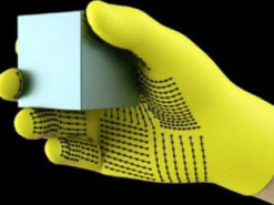 Эволюция ИИ: роботы станут умнее благодаря специальным перчаткам