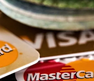 Россияне начали ездить в Казахстан за VISA и Mastercard: теперь банкам запретили выдавать им карты