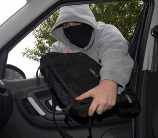 У Києві чоловік грузинської національності викрав дорогий ноутбук з автівки