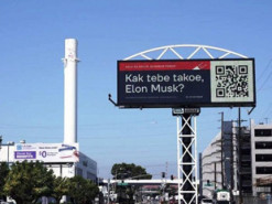 Около офиса SpaceX в США установили билборд с надписью «Kak tebe takoe, Ilon Mask?»