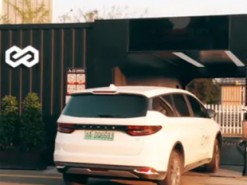 В Китае открыли станцию, где электрокару за одну минуту заменяют батарею