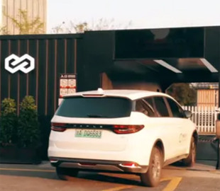 В Китае открыли станцию, где электрокару за одну минуту заменяют батарею