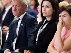 62-річний Шон Пенн з'явився у Києві з коханою-українкою