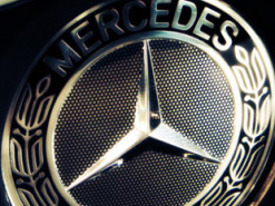 Mercedes йде з рф і продає частки у російських «дочках»