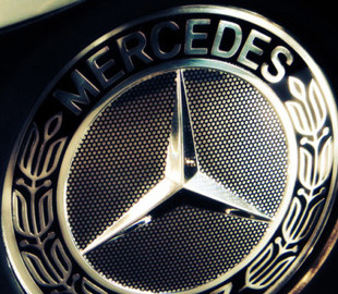 Mercedes йде з рф і продає частки у російських «дочках»