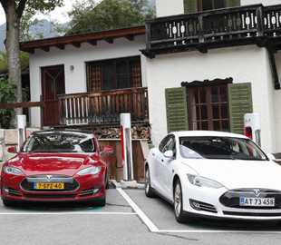 Электромобили Tesla научатся общаться с пешеходами