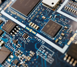 Из-за вторжения рф в Украину производство неона для чипов снизилось на 50%