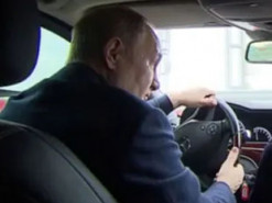 "Останній раз глянути": у мережі висміяли путіна, що проїхався Керченським мостом