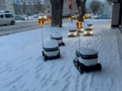 «Повстання машин зупинив снігопад». У Естонії роботи-кур'єри утворили затор через погану погоду