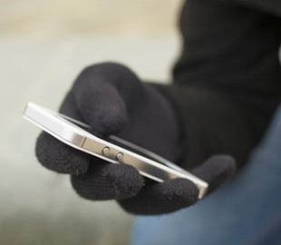 Мужчина украл у ребенка мобильный возле подъезда, угрожая ножом