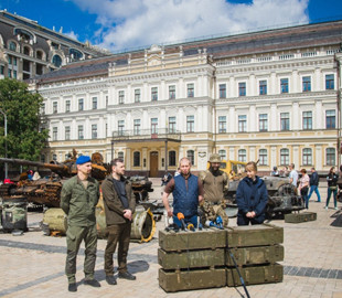 На Михайлівській площі відкрили виставку розбитої техніки окупантів (ФОТО)