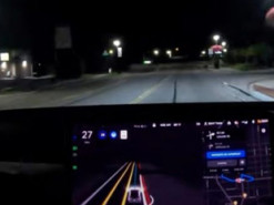 Tesla научила автопилот замедлять машину при обнаружении проблесковых маячков ночью