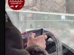 В Киеве водитель маршрутки во время поездки играл в игру на телефоне