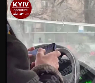 В Киеве водитель маршрутки во время поездки играл в игру на телефоне