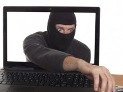 Запугивают потерей денег и "радуют" сказочными выигрышами. Как мошенники обманывают украинцев