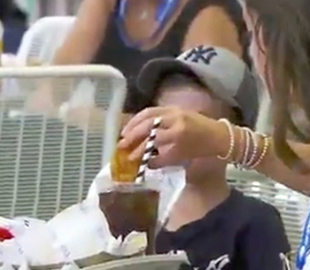 Девушка окунула курицу в сладкую газировку и напугала интернет