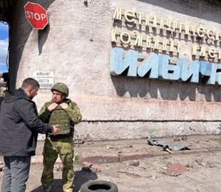 Путін відправив пропагандиста Соловйова в Маріуполь (фотофакт)