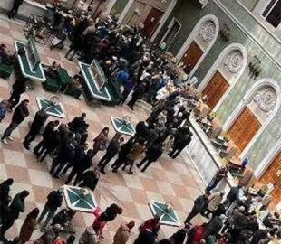 В Одесі з шостої ранку займали чергу за марками із крейсером Москва — Укрпошта