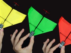 Выпущен бумажный самолетик, управляемый смартфоном