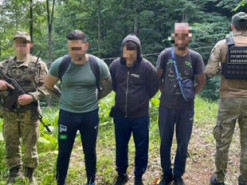 У валізах і переодягнені в жінок: стало відомо про найнезвичайніші спроби чоловіків призовного віку виїхати за кордон